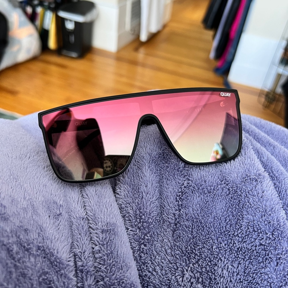 Quay Aviator-like Sunglasses